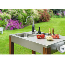 Außenküche mit Spüle, Armatur, Gemüse, Champagner und Papierhandtuchhalter im Garten