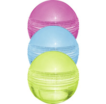 Drei farbige Gartenkugeln aus Kunststoff übereinander gestapelt