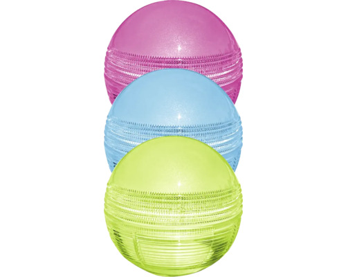 Drei farbige Gartenkugeln aus Kunststoff übereinander gestapelt