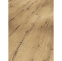 Nahaufnahme von Laminatboden in Holzoptik