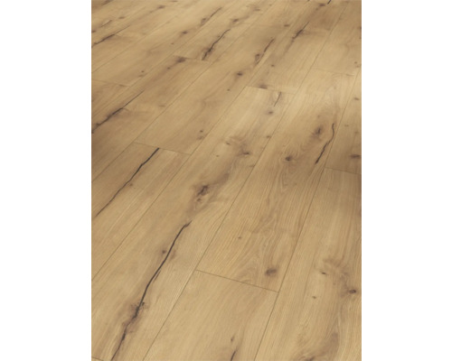 Nahaufnahme von Laminatboden in Holzoptik