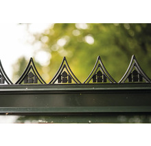 Detailansicht eines Zauns mit dekorativen Spitzen