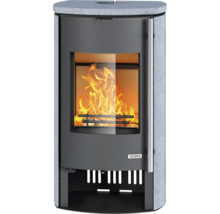 Kaminofen mit Natursteinverkleidung, Sichtscheibe mit brennendem Feuer und langem vertikalem Stangengriff.