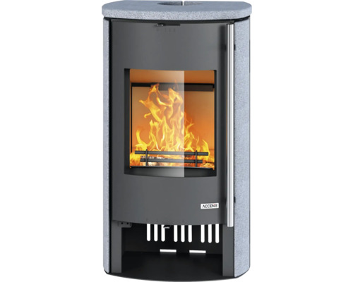 Kaminofen mit Natursteinverkleidung, Sichtscheibe mit brennendem Feuer und langem vertikalem Stangengriff.
