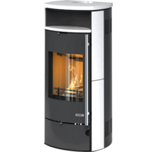 Moderner Kaminofen in Schwarz und Weiß mit brennendem Holzfeuer hinter dem Sichtfenster und langem Griff.