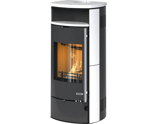 Moderner Kaminofen in Schwarz und Weiß mit brennendem Holzfeuer hinter dem Sichtfenster und langem Griff.