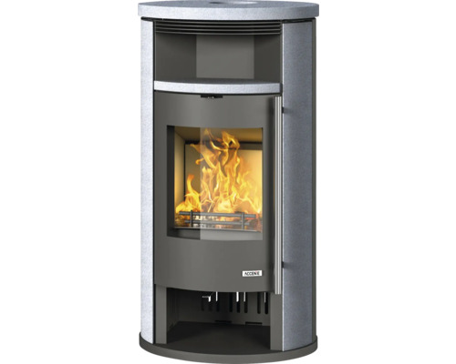 Accente Kaminofen mit Specksteinverkleidung, großem Sichtfenster und brennendem Feuer.