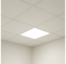 Deckenansicht mit quadratischer LED-Einbauleuchte in Kassettendecke