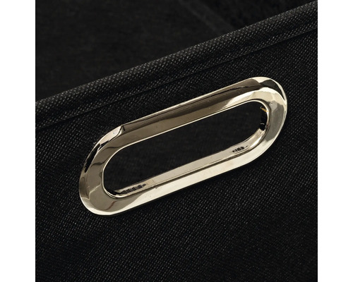 Metallgriff an schwarzer Textiloberfläche