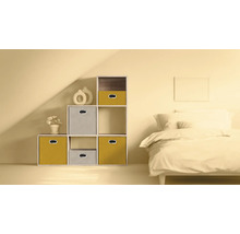 Schlafzimmer mit Regalsystem, Aufbewahrungsboxen und Bett