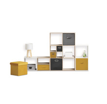 Raumgestaltung mit Regal, Lampe und Hocker