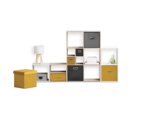 Raumgestaltung mit Regal, Lampe und Hocker