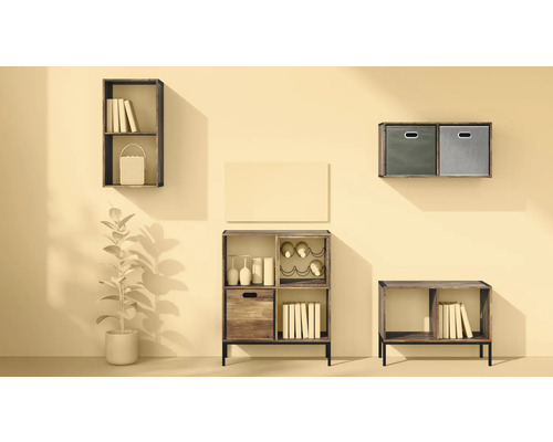 Verschiedene Holzregale an der Wand mit Dekoartikeln und Büchern