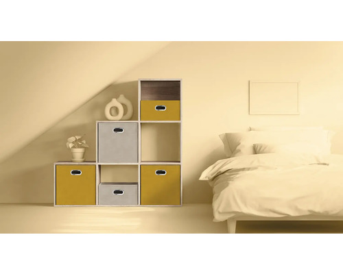 Schlafzimmer mit Regalsystem, Aufbewahrungsboxen und Bett