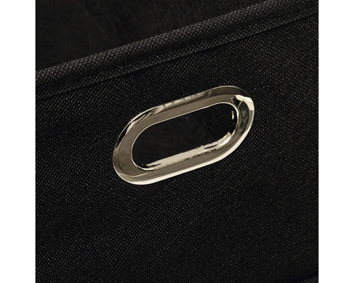 Detailaufnahme einer schwarzen Aufbewahrungsbox mit silberfarbenem Griff