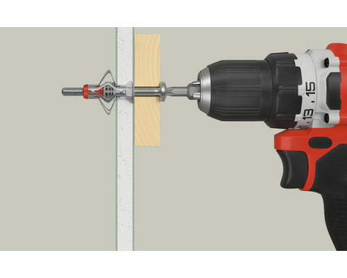 Verwendung einer Gipskartondübel mit einem Akkubohrschrauber zum Befestigen eines Holzstücks an einer Wand.
