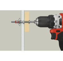 Verwendung einer Gipskartondübel mit einem Akkubohrschrauber zum Befestigen eines Holzstücks an einer Wand.