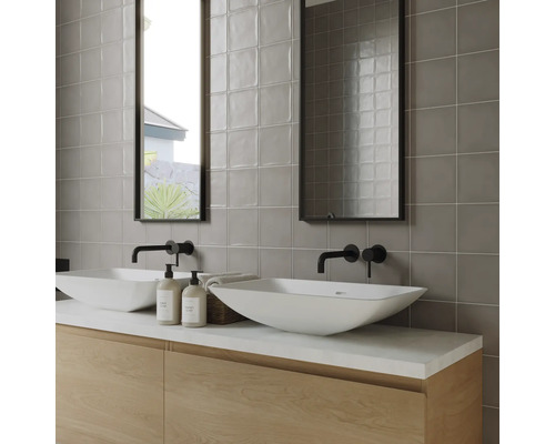 Modernes Badezimmer mit zwei Waschbecken, Armaturen, Spiegeln und grauen Wandfliesen