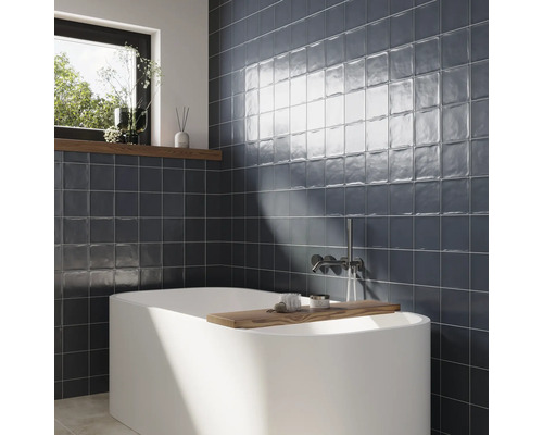 Badezimmer mit Badewanne und Wandfliesen