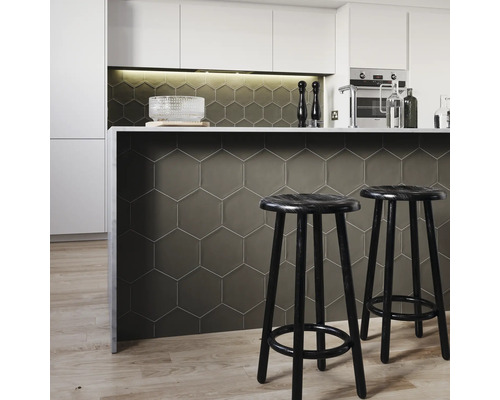 Moderne Küche mit sechseckigen Fliesen, Küchentheke und Barhockern.