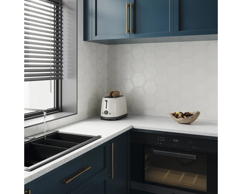Moderne Küche mit Spüle, Toaster, Backofen und sechseckigen Wandfliesen.