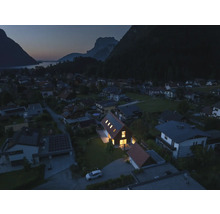Luftaufnahme eines Hauses in einer Wohngegend bei Dämmerung