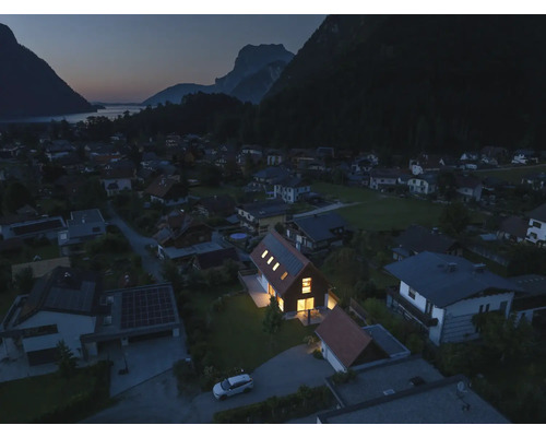 Luftaufnahme eines Hauses in einer Wohngegend bei Dämmerung