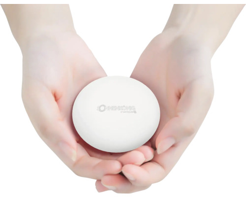 Eine Frau hält eine runde, weiße Sonnenkönig-Kapsel in ihren Händen