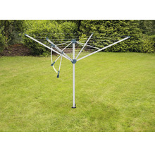 Wäschespinne im Garten auf Rasen