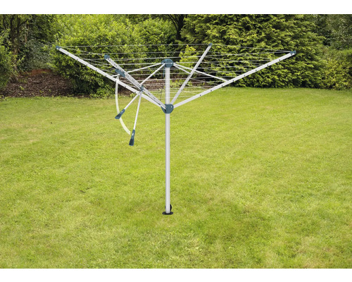 Wäschespinne im Garten auf Rasen