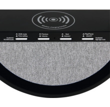 Detailansicht einer Multifunktionsleuchte mit kabelloser Ladefunktion, Bedienelementen und Lautsprecher