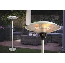 Zwei stehende Heizstrahler auf einer Terrasse mit Gartenmöbeln.