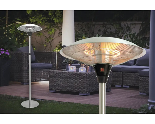 Zwei stehende Heizstrahler auf einer Terrasse mit Gartenmöbeln.