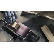 Nahaufnahme eines Bandschleifers mit Werkstückbearbeitung