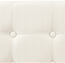 Detailaufnahme eines Möbelstücks mit Knopfheftung