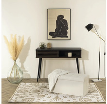 Wohnraum mit Konsole, Stehlampe, Bild und Teppich