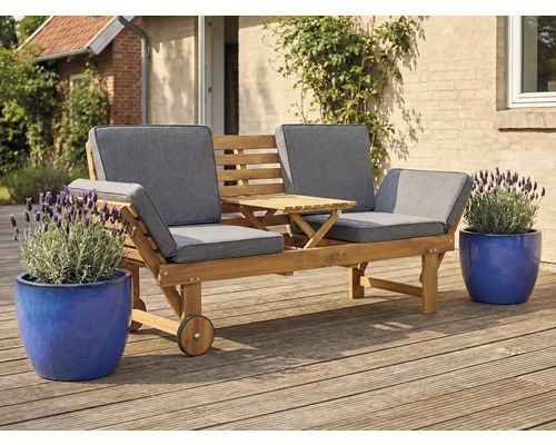 Gartenbank für zwei Personen mit Tisch und Rädern auf einer Terrasse