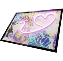 Dekoratives Bild mit Graffiti und Neonherz in einem Rahmen