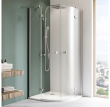 Eckdusche mit Brausegarnitur im Badezimmer