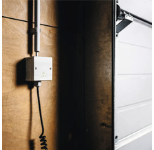 Garagentorsteuerung an einer Holzwand montiert