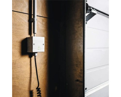 Garagentorsteuerung an einer Holzwand montiert