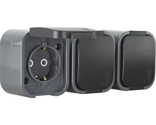 Drei graue Steckdosen für den Außenbereich, eine davon geöffnet