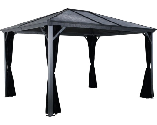 Gartenpavillon mit Vorhängen