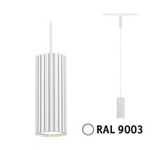 Zylindrische Pendelleuchte mit geriffelter Oberfläche, RAL 9003 Signalweiß, mit schmaler Aufhängung und Schienenadapter.