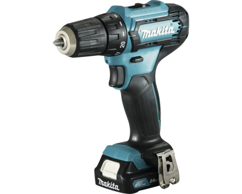 Makita Akku-Bohrschrauber 12 Volt mit 2,0 Amperestunden Akku, Schnellspannbohrfutter, eingesetztem Bit und Gürtelclip.