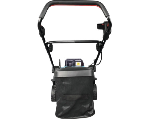 Rückansicht eines Akku-Rasenmähers mit schwarzem Fangkorb aus Mesh und ergonomischem Führungsholm.
