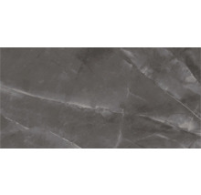 Feinsteinzeugfliese in dunkelgrauer Marmoroptik mit heller Aderung.