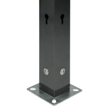 Metallpfosten mit quadratischer Bodenplatte zum Aufschrauben, Schlüssellochbohrungen an den Seiten und Befestigungsschrauben.