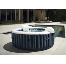 Aufblasbarer Whirlpool mit Kopfstützen im Garten