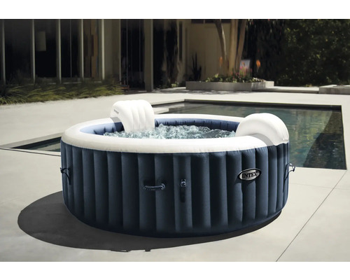 Aufblasbarer Whirlpool mit Kopfstützen im Garten